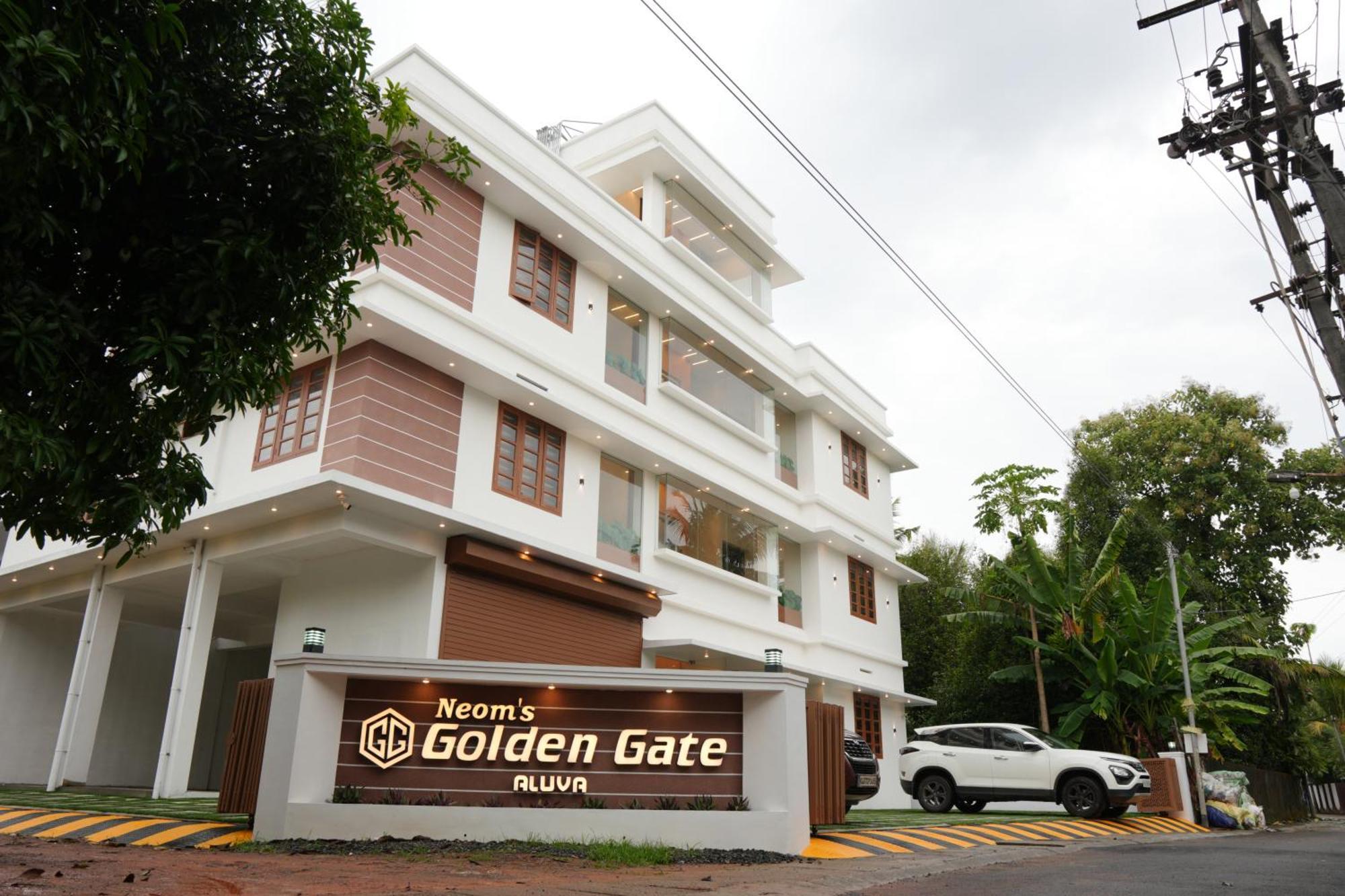 Neom'S Golden Gate Hotel Alwaye Exterior photo
